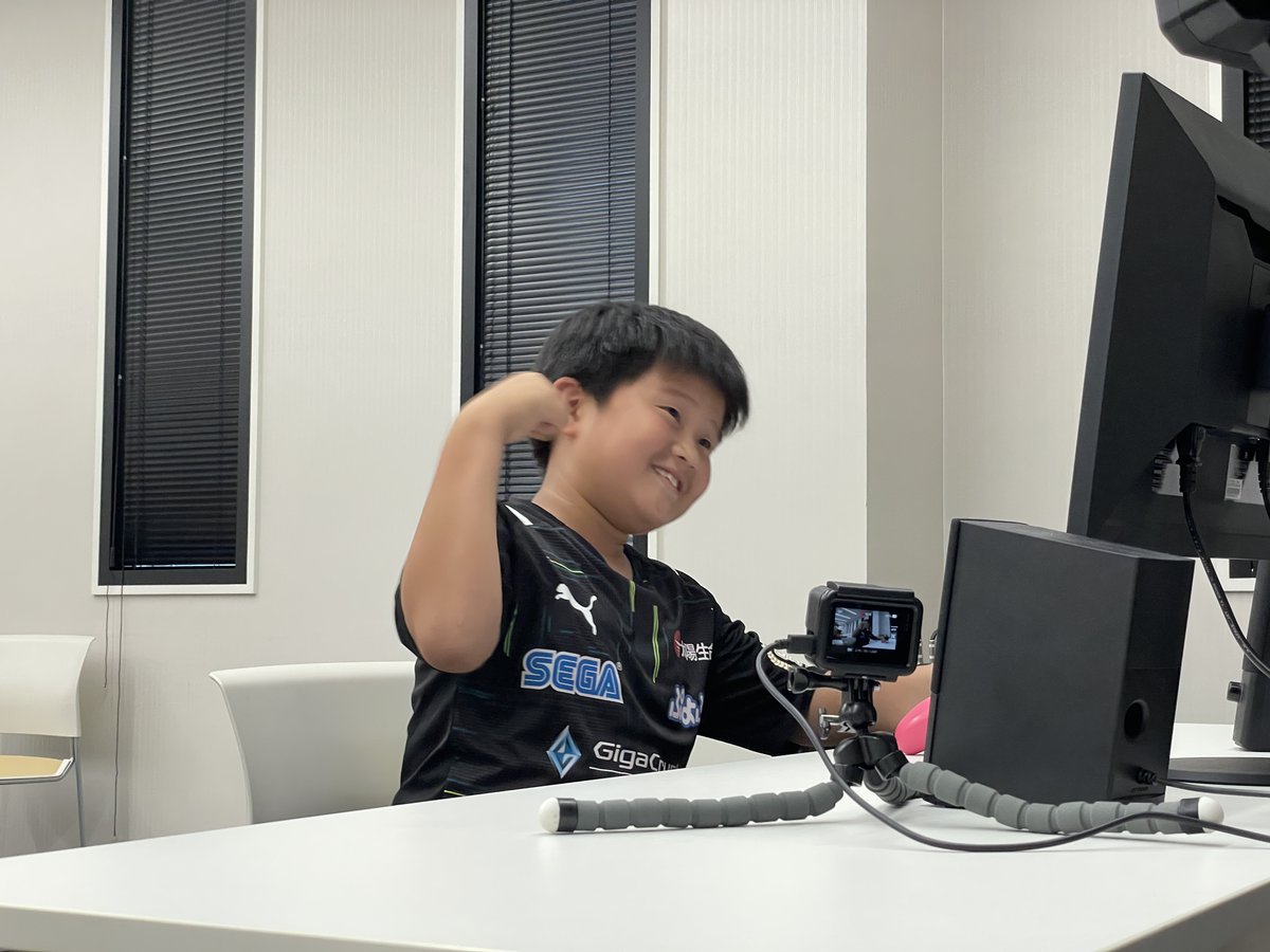 ncv_hakodate's tweet photo. 函館を代表して全国のプレーヤーたちと対戦したルート君とルートママ親子🎮どんどん勝ち進み、見事優勝を勝ち取りました🙌
そして的確なアドバイスと応援でふたりを支えたお父さんとお兄さん。家族一丸となって全国1位に輝きました🎖️おめでとうございます✨

#NCV #cocc #ぷよぷよ https://t.co/4B3U2OIAl6