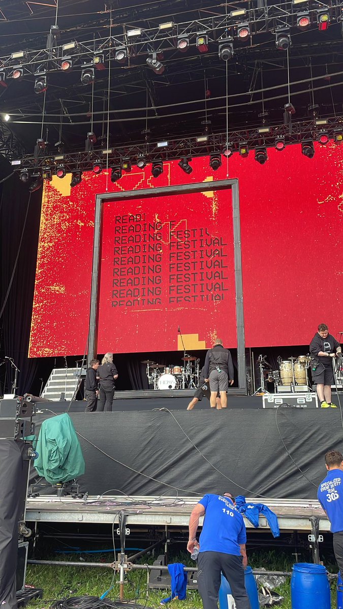 The Box at Reading Festival. It looks very similar to the one they used during MFC tour in 2019.

#The1975 #RandL23 

📸 balladofmonica