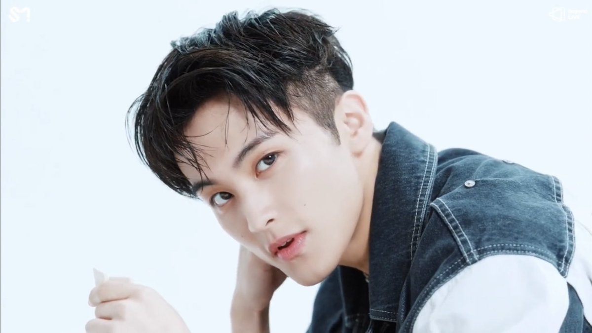 MARKClTY's tweet photo. he looks so fine, i feel dizzy and crazy https://t.co/1mCTXyhQJh