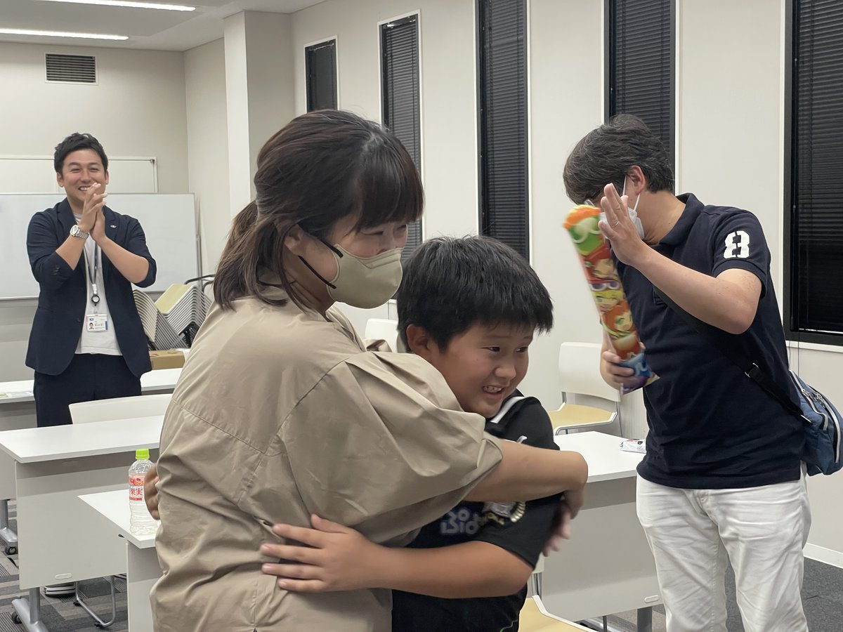 ncv_hakodate's tweet photo. 函館を代表して全国のプレーヤーたちと対戦したルート君とルートママ親子🎮どんどん勝ち進み、見事優勝を勝ち取りました🙌
そして的確なアドバイスと応援でふたりを支えたお父さんとお兄さん。家族一丸となって全国1位に輝きました🎖️おめでとうございます✨

#NCV #cocc #ぷよぷよ https://t.co/4B3U2OIAl6