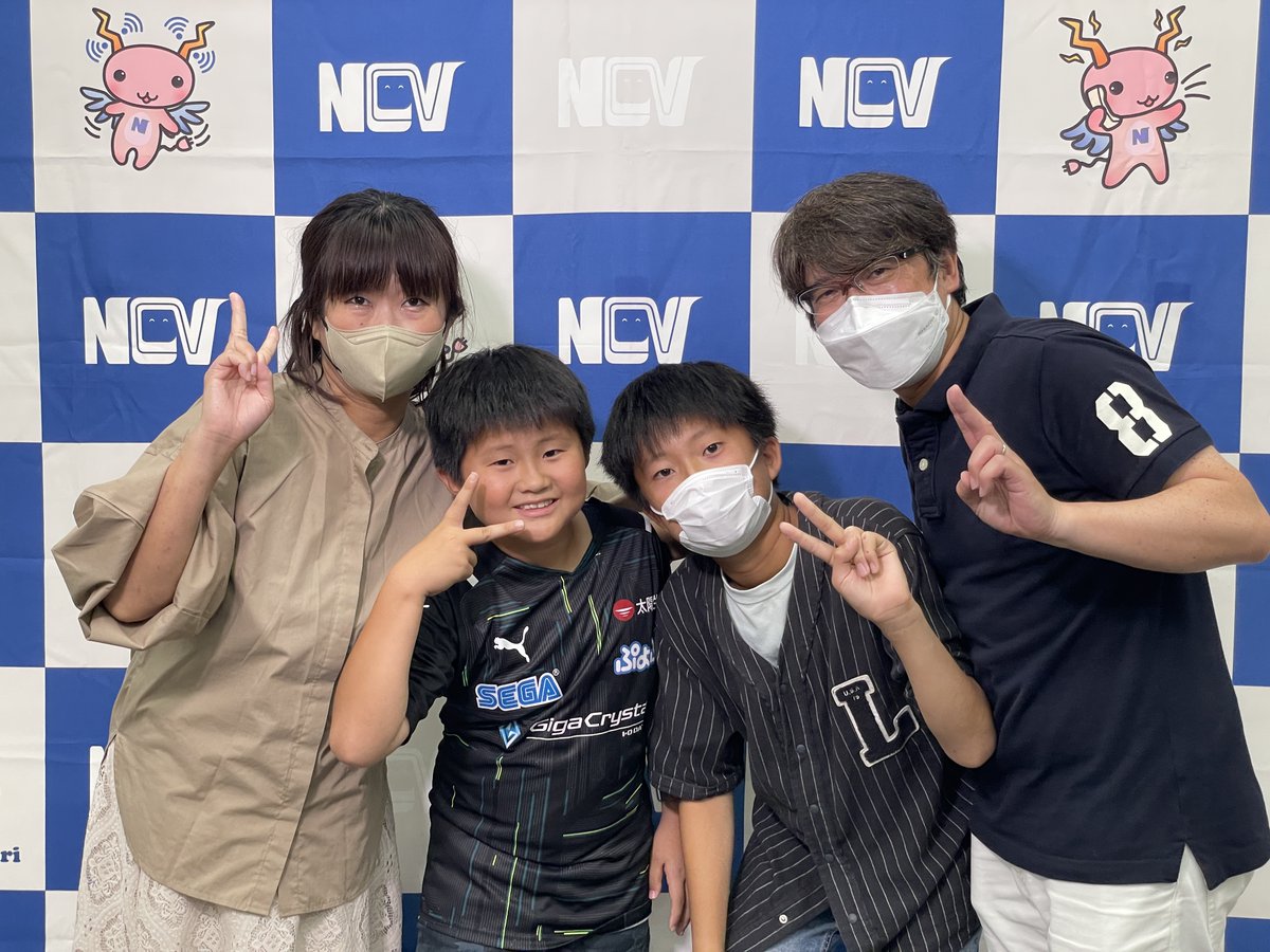 ncv_hakodate's tweet photo. 函館を代表して全国のプレーヤーたちと対戦したルート君とルートママ親子🎮どんどん勝ち進み、見事優勝を勝ち取りました🙌
そして的確なアドバイスと応援でふたりを支えたお父さんとお兄さん。家族一丸となって全国1位に輝きました🎖️おめでとうございます✨

#NCV #cocc #ぷよぷよ https://t.co/4B3U2OIAl6