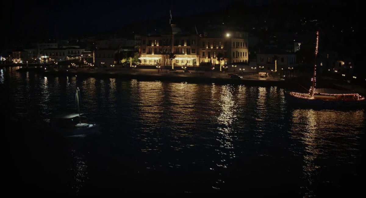 Glass Onion Minute tweet media