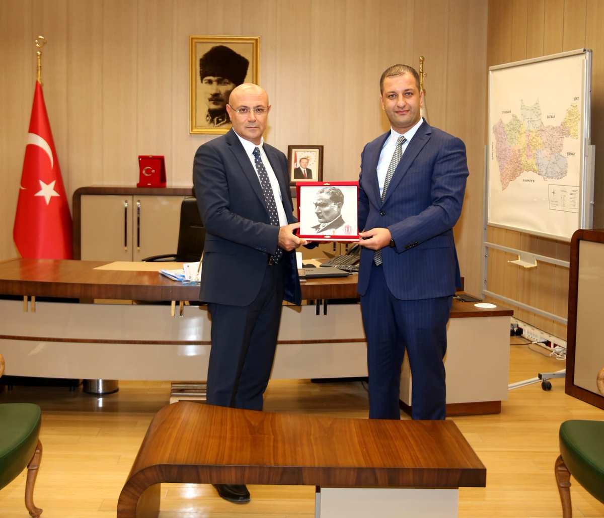 🔹 Mardin Emniyet Hizmetlerini Destekleme ve Geliştirme Derneği Başkanı Sayın Ömer ÖZEL, İl Emniyet Müdürümüz Sayın Cebrail BUĞDAY’ı makamında ziyaret etti.

📍Kendilerine nazik ziyaretleri için teşekkür ediyoruz.