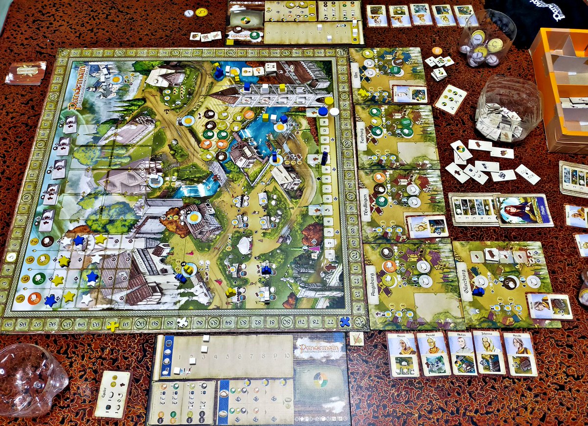 #ボードゲーム Pandemain 中世の街で資材を集めてパンを焼き近隣村で販売しつつ、教会への寄進も高めていくワカプレ。自宅で作った美味しいパンを食べながら遊ぶのが、心底幸せな名作(^-^*)/オートマプレイヤー入りの3人プレイが楽しい&amp;アートワークも好み&amp;テーマ体現のシステムも素晴らしい！