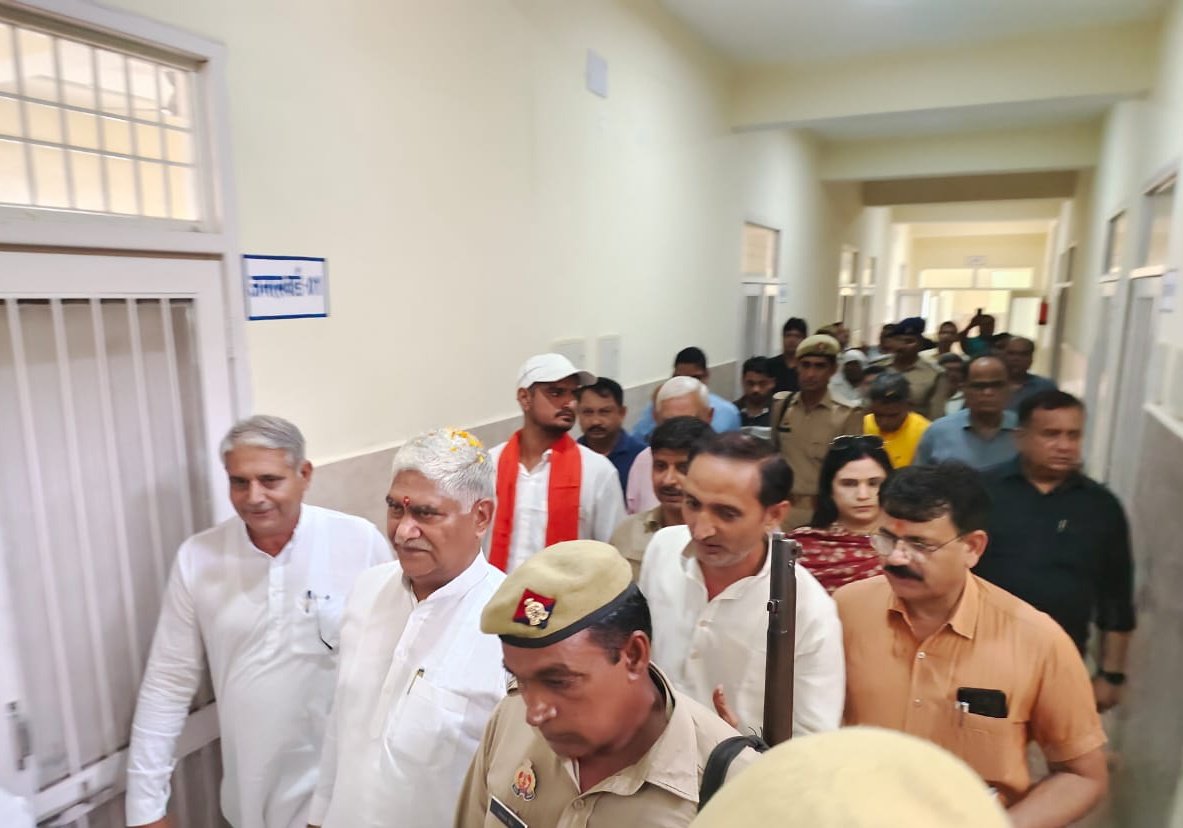 माननीय प्रभारी मंत्री श्री <a href="/JaswantSainiBJP/">Jaswant Singh Saini</a> जी ने आज सामुदायिक स्वास्थ्य केंद्र बागपत ,कृषि विज्ञान केंद्र खेकड़ा व 50 शैय्या एकीकृत आयुष चिकित्सालय साकरौद का निरीक्षण किया।