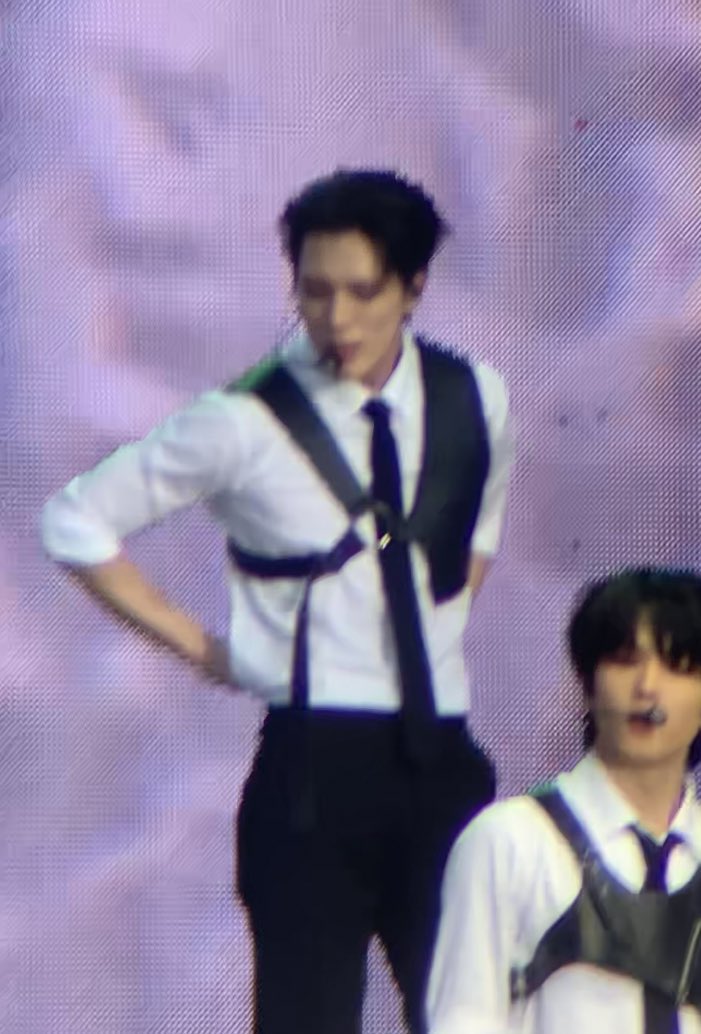 jeno shirt white

2022                                         2023