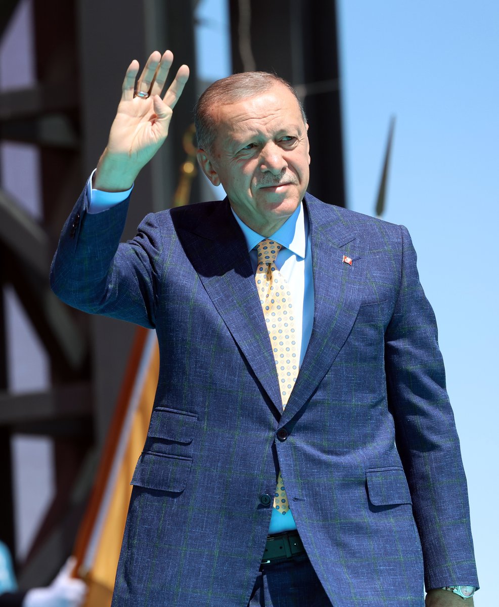 RTErdogan's tweet photo. Şu hakikat asla unutulmamalıdır ki Malazgirt öyle sıradan bir savaş, sıradan bir zafer değildir. Biz Anadolu’ya Malazgirt’le ayak basmadık, çok daha öncesinden beri zaten buradaydık.                                                                                                  

Malazgirt, Anadolu’daki siyasi hükümranlığımızın kapılarını açmıştır.

Burada kazanılan zafer, önce Anadolu Selçuklu Devleti’nin kuruluşunu sağlayarak Haçlı akınlarına en büyük darbeyi vurmuştur.

Ardından aynı inançla bayrağını yükselten Osmanlı’nın başarılı mücadeleleriyle Balkanlar’ın ve İstanbul’un fethine vesile olmuştur.

Bir başka ifadeyle Malazgirt, İznik’in de Konya’nın da Bursa’nın da Edirne’nin de İstanbul’un da büyük kardeşidir.

Bizi Viyana önlerine kadar götüren zaferler zincirinin çıkış noktası işte burasıdır.

Malazgirt’te açtıkları kapıyı Söğüt’te diktikleri çınarla yedi iklim üç kıtaya yayan kahramanlarımıza layık olmak için bugün de gece gündüz çalışıyoruz.

Bazı başlangıçlar vardır ki tarihin akışını değiştirir.

İşte biz de Cumhuriyetimizin yeni asrına böyle bir başlangıçla girmek istiyoruz.

Tarihimize “zaferler ayı” olarak geçen ağustostan aldığımız ilhamla, gençlerimize devredeceğimiz bu özlemimizi, bu hedefimizi her geçen gün daha yüksek bir sesle haykırıyoruz.

Allah’ın izniyle bu topraklarda Alparslanlar, Selahaddin Eyyubiler, Çağrılar, Ertuğrullar, Muratlar, Fatihler, Süleymanlar, Yavuzlar, Mustafa Kemaller; Hayme Analar, Nene Hatunlar, Şerife Bacılar eksik olmayacak, dolayısıyla Türkiye Yüzyılı’nın inşasının önüne de geçilemeyecektir.

Malazgirt ruhu işte budur.