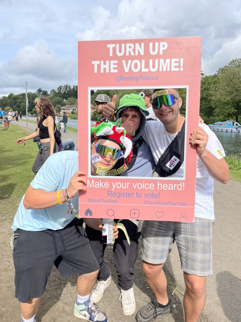 BerkshireforEU's tweet photo. Weβre back again at #ReadingFestival hearing from festival-goers why they think #BrexitIsBollocks and letting them know how we can #RejoinEU
π¬π§β€οΈπͺπΊπ¬π§β€οΈπͺπΊπ¬π§β€οΈπͺπΊ
πFind us by the rowing club
#BollocksToBrexit #BrexitIsBollocks #RejoinEU #SaveOurMusic https://t.co/DfRn87xX4I
