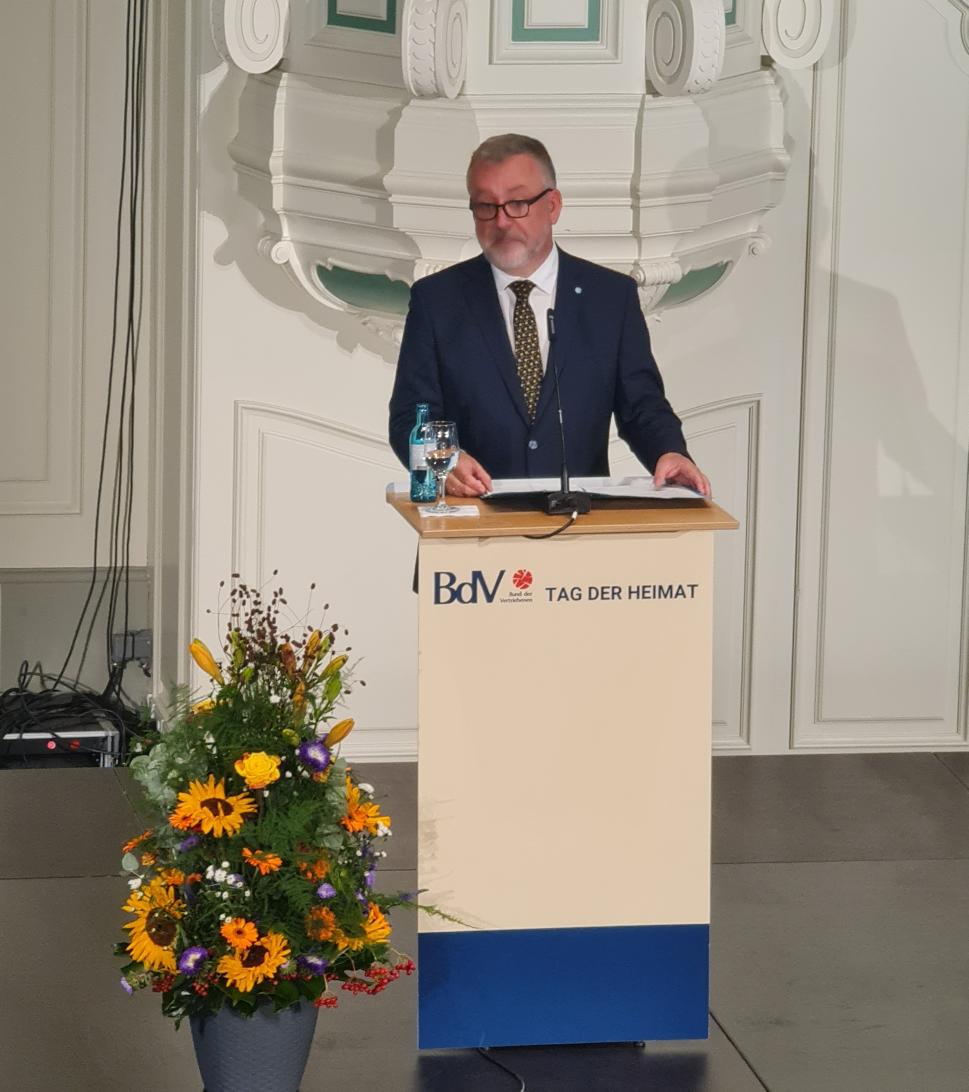 BdVBund's tweet image. &quot;Krieg und #Vertreibung - Geißeln der Menschheit&quot;, unter diesem Leitwort steht der Tag der #Heimat 2023, dessen Auftaktveranstaltung soeben von BdV-Präsident Dr. @BerndFabritius eröffnet wird. Hauptredner sind Innenminister @peterbeuth und der ukrainische Botschafter @Makeiev.