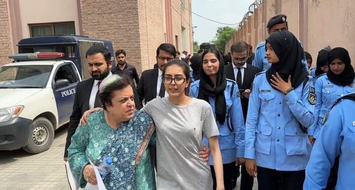 JanoonSakhi's tweet photo. پی ٹی ایم رہنما علی وزیر اور ایمان مزاری کے ضمانت کی درخواست سوموار 28 اگست تک ملتوی ہوگئ۔جبکہ فدا وزیر کو آج عدالت میں پیش کردیا گیا جسکے بعد انکو جوڈیشل ریمانڈ پر اڈیالہ جیل بھیج دیا گیا.
@khybereena 
@ManzoorPashteen 
@Khadimhussain4 https://t.co/9NsWT5G4rn