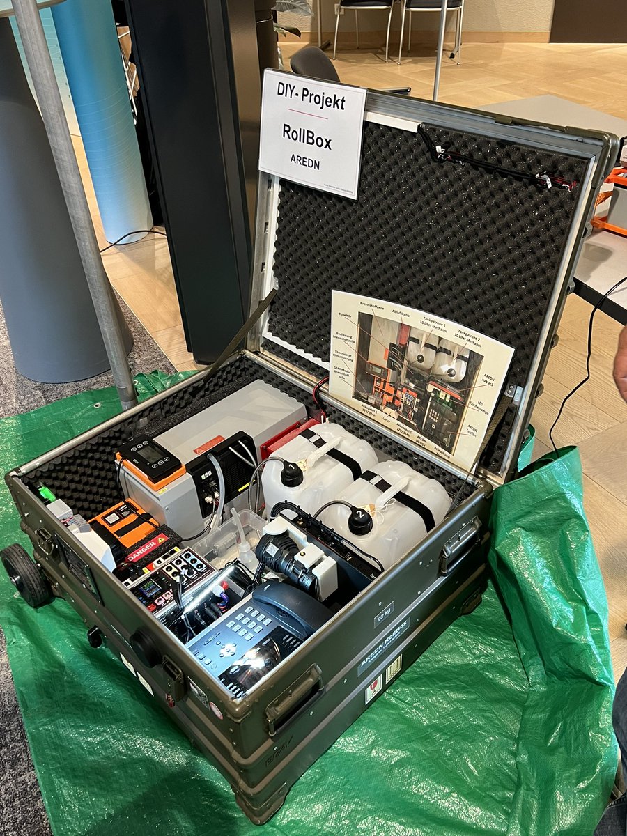 hb9vcj's tweet photo. Arrêt sur le stand de HB9FTS avec explications d’Alex #HB9FND sur le fonctionnement des systèmes #AREDN au Hamfest 2023 se tiendra ce samedi 26 Août 2023.
#uska #radioamateur #antenne #radiosecours #notfunk #EMCOM #hamradio #ofcom https://t.co/rCNDbpQioP