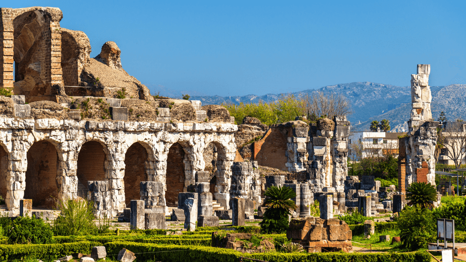 Pompeii is world renowned, attracting millions of tourists every year, and while the archaeological site is well worth visiting, there are lots more ancient sites in the surrounding area you can also visit.⬇️