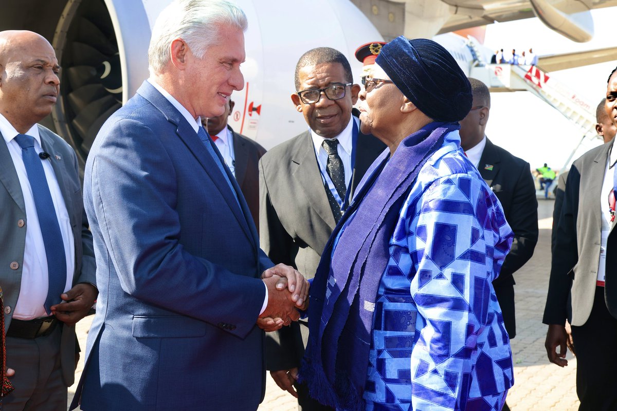 Regreso a la muy querida Namibia, nación hermana a la que nos unen entrañables vínculos, establecidos oficialmente el 21 de marzo de 1990, día memorable en que este bravo pueblo alcanzó su independencia, gesta a la que combatientes cubanos contribuyeron desinteresadamente.