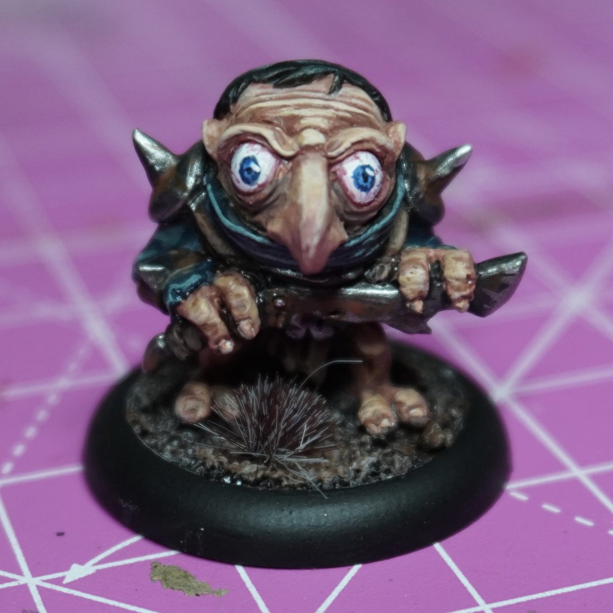 Painted this creepy lil chap during <a href="/CrystalMCDoll/">ℂ𝕣𝕪𝕤𝕥𝕒𝕝𝕄ℂ𝔻𝕠𝕝𝕝 - ꜱQᴜɪɢ Qᴜᴇᴇɴ</a>’s paint-along today, always love a <a href="/NorthumbrianTin/">Northumbrian Tin Soldier</a> mini, so much character!