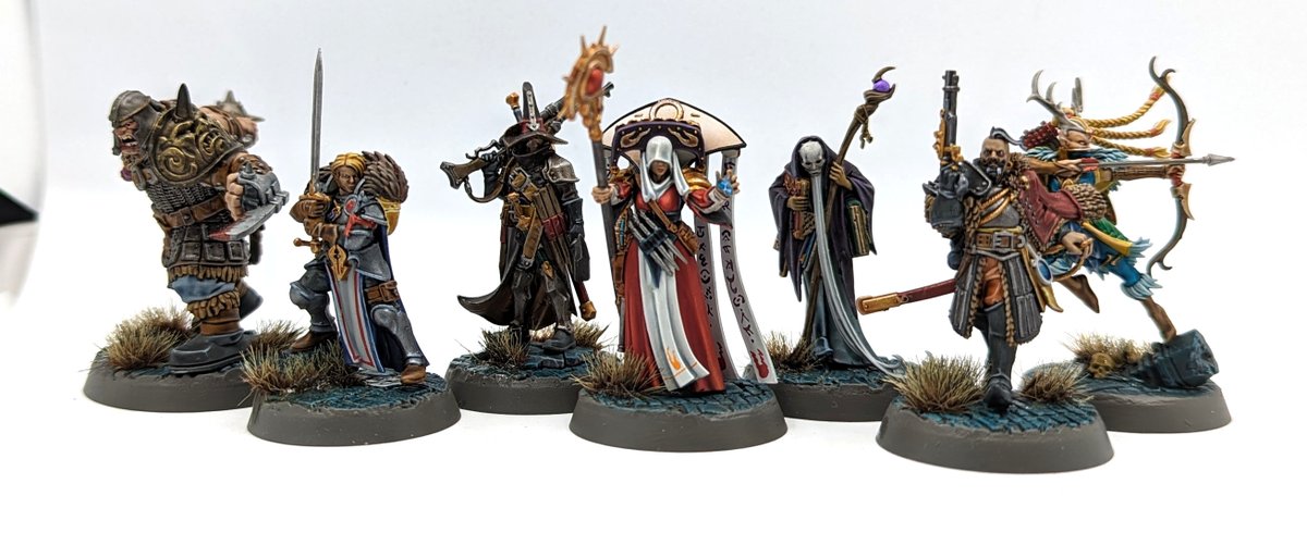 Praetorae's tweet photo. Finished off another pair of Cursed City heroes.  It was nice to have a break from batch painting. Really happy with how the vine patten came out on the scabard. #warhammercommunity #cursedcity https://t.co/7qsg95mJTO
