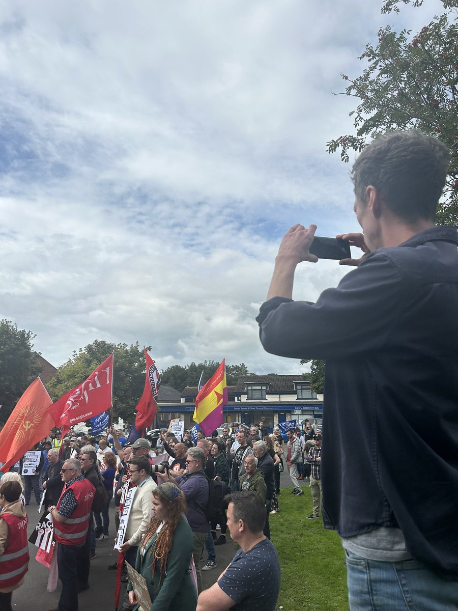 It’s was great to see so much support for our Muslim community today in Dunmurry. 

#UniteAgainstRacism #NoToFascism