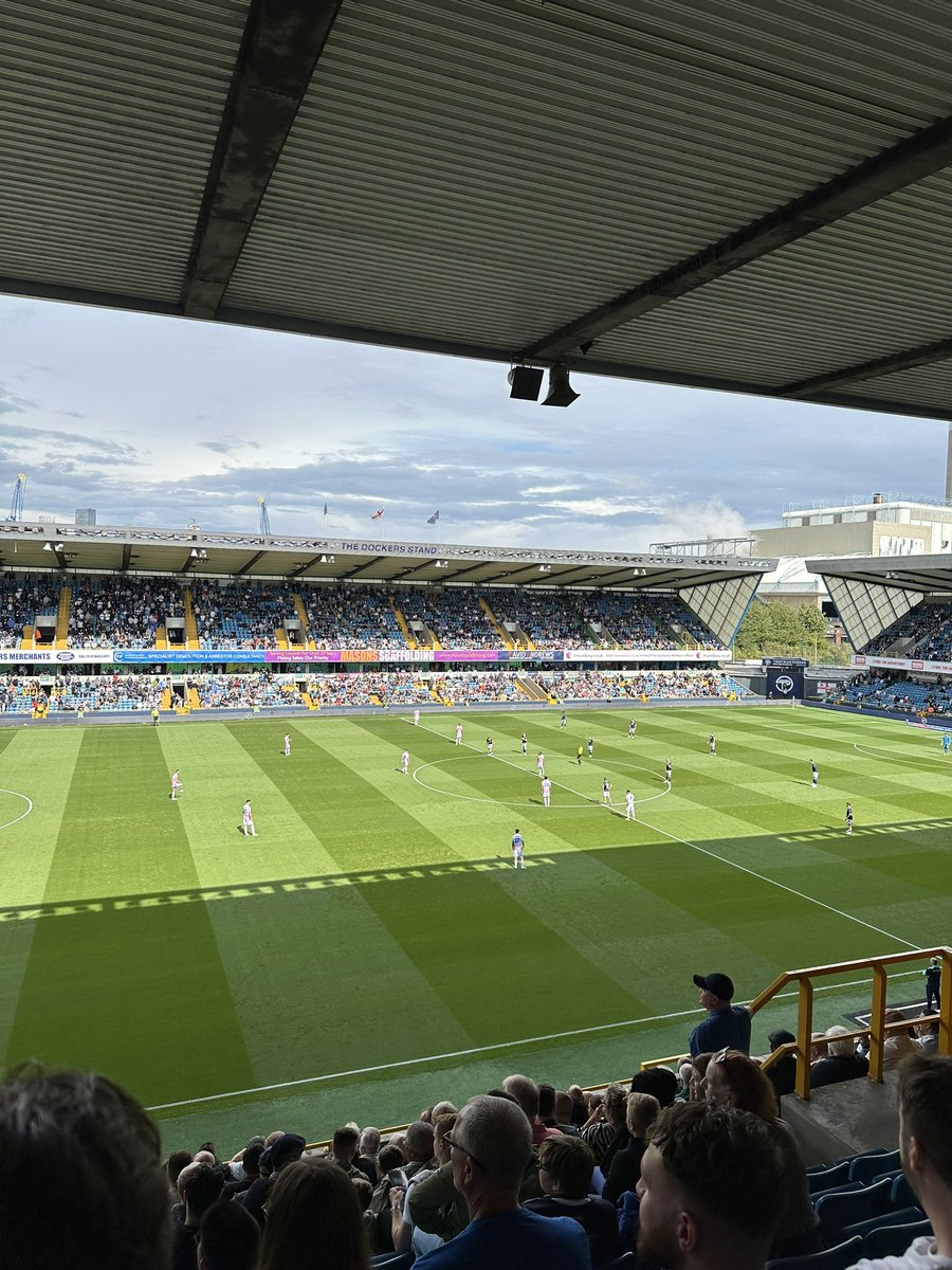 Raw_86's tweet photo. Die Stimmung im Stadion ist der Hammer. #millwall https://t.co/DuTByY8V4h