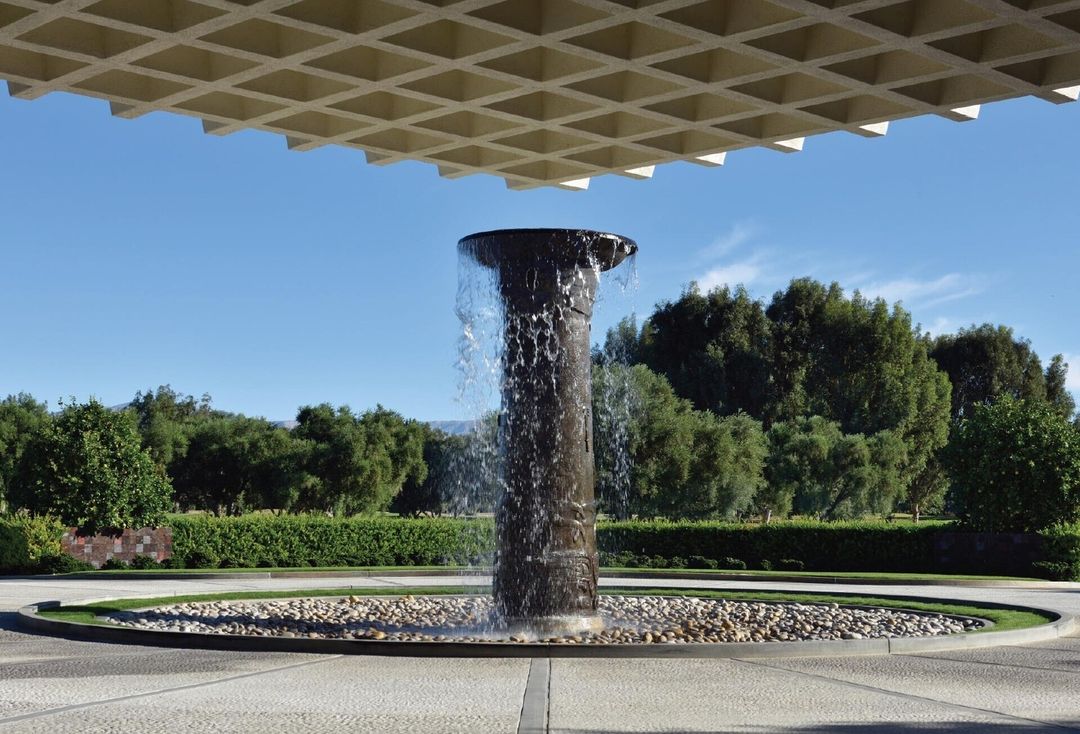 ModernismWeek's tweet image. “Artists José and Tomás Chávez Morado of Mexico carved the 20-foot fountain that presides over the arrival court of the Annenberg home.” #regram @sunnylands. Access the historic estate during a special tour on Oct. 19-22: go.modtix.com/f/2023/sunnyla…