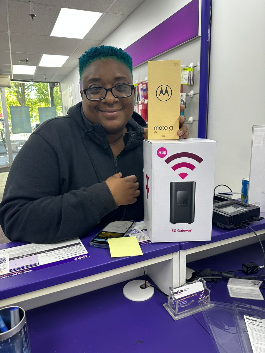 StellarWireless's tweet photo. What happens with Metro's #nadayadayada, you ask?
I'll tell you.....
This happy customer walked in to buy a wall charger and left with a new phone and HSI. That's No BS.
#nadayadayada #metrobytmobile #stellarwireless https://t.co/Ifyzrx4Plq