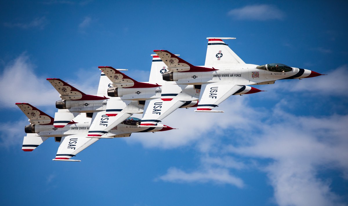 e_thurber's tweet photo. @ktvb #F16 #USAF #thunderbirds #boise #canon #sigma #gowen #gowenthunder Friday's practice session https://t.co/ynMuLUuZ1u