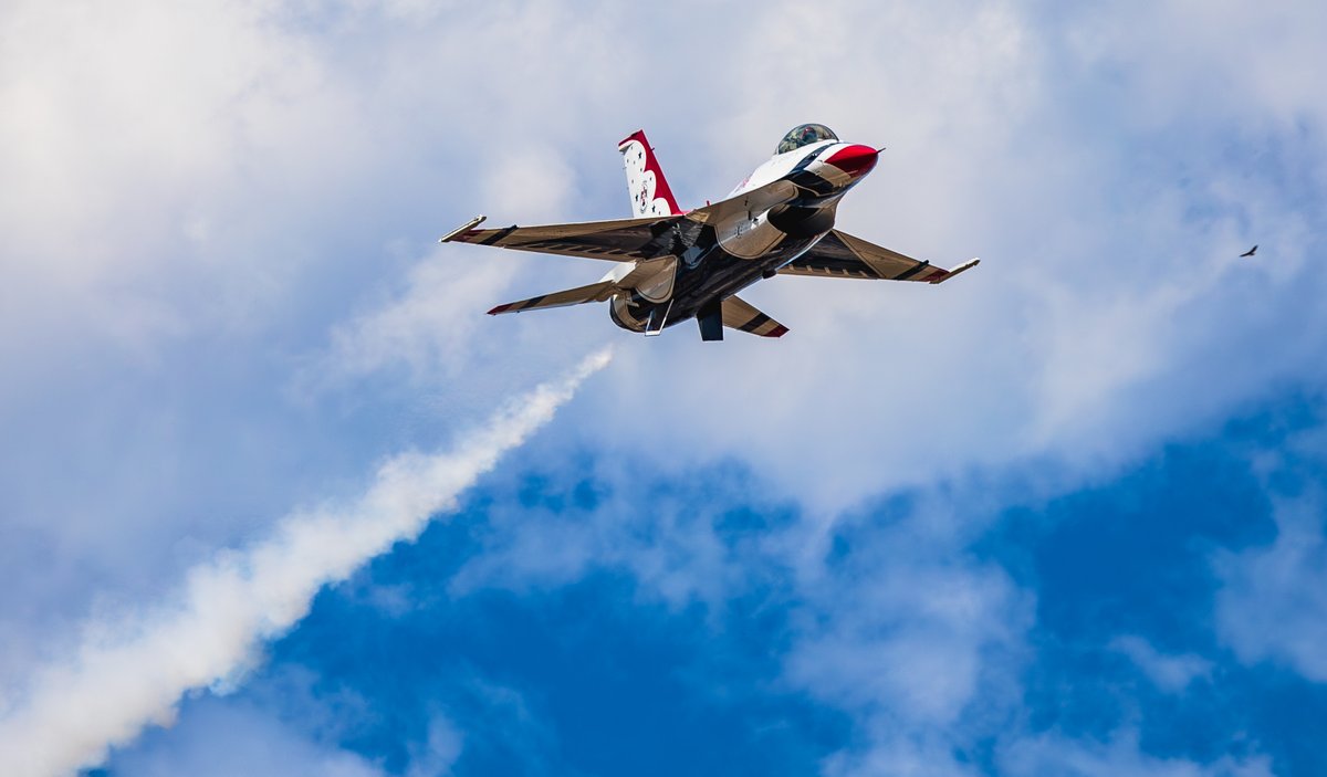 e_thurber's tweet photo. @ktvb #F16 #USAF #thunderbirds #boise #canon #sigma #gowen #gowenthunder Friday's practice session https://t.co/ynMuLUuZ1u