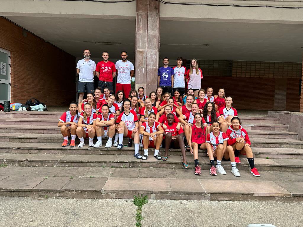 CB_ARABA's tweet photo. Foto de grupo de las jugadoras y entrenadores que han asistido a la concentración del Araba en Elizondo🏀 Cuyos equipos son: #OpticaTroconizAraba, #FSGroupe, #ConetFacilityAraba09 https://t.co/2tk18Z6hCe