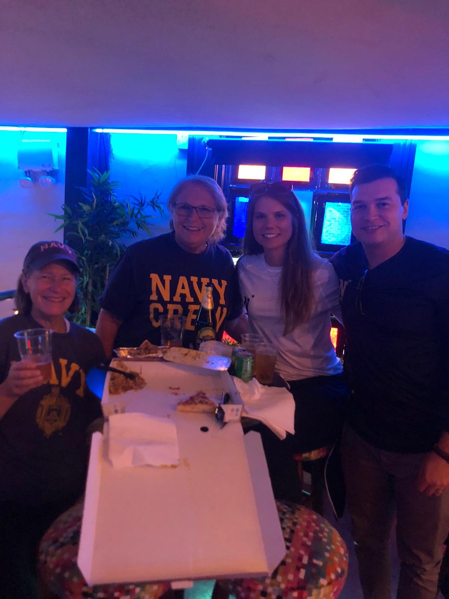 SlatterysPubD4's tweet photo. Best of luck to ⁦@NDFootball⁩ and ⁦⁦@NavyFB⁩

🇮🇪🇺🇸🏈🍻

#MuchMoreThanAGame #TouchdownIreland #BestSportsExperience https://t.co/NH0oSDTxGA