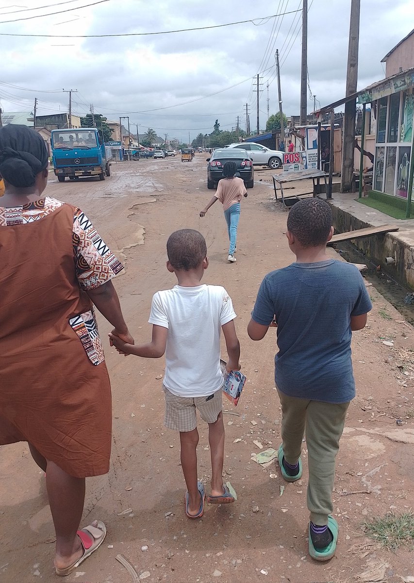 zoaoladejo's tweet image. It was a great experience today evangelizing with these little ones. Many were drawn to us and listened to us because of them! Surely, we must accept the Lord just like these little #children, #Evangelizing for Christ at Ejigbo.  Lord's Portion Branching out. @TLPRM #evangelism