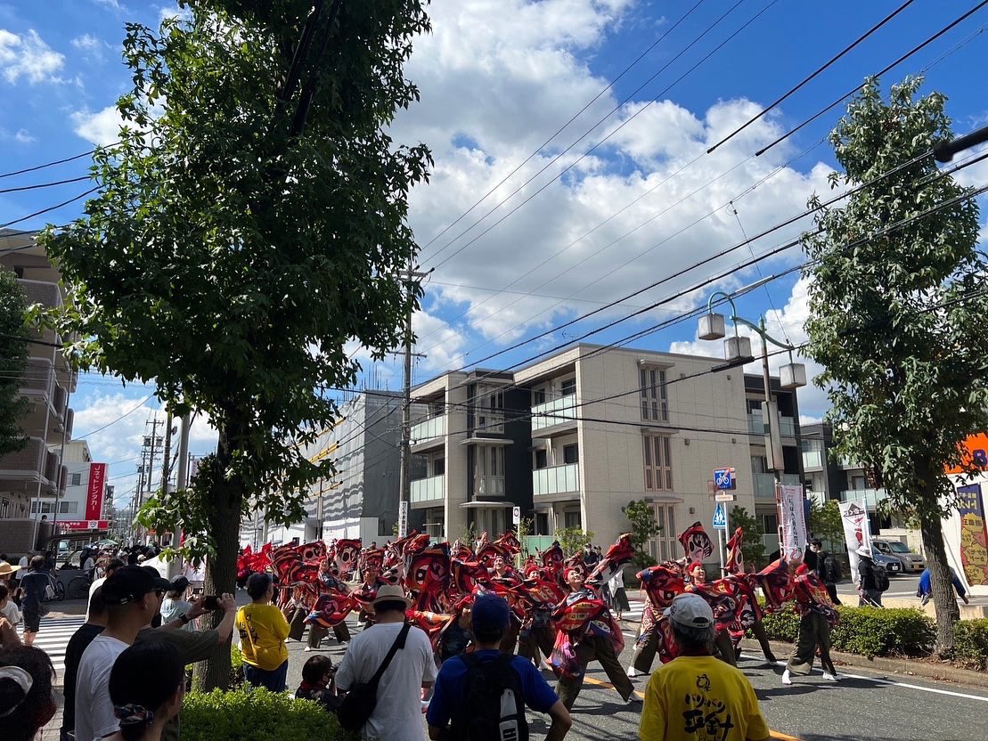 shojoreborn's tweet photo. 【どまつり☆本祭1日目】
地域の子ども達の元気いっぱいな笑顔と一緒に楽しさ満開で踊ることができました✨
みなさんからの温かいご声援やたくさんの拍手をいただき、ありがとうございました😊
明日も子ども達と一緒に、気持ちを一つに全力で踊りはじけます❗️
鳴海だるま「まけないよ！�� https://t.co/bp8JmopDhq