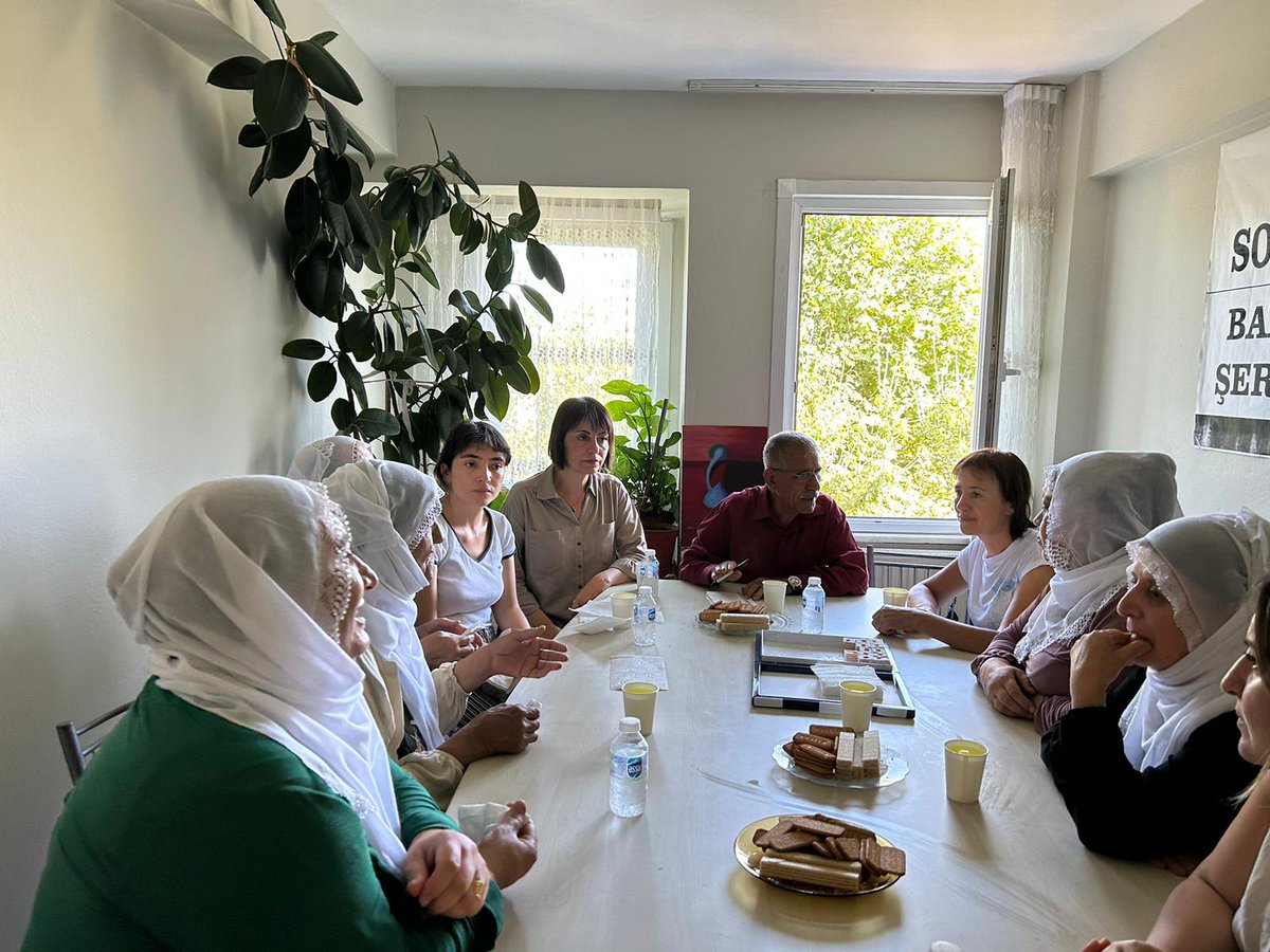 Savcılık ifadeleri sebebiyle Hakkari’ye giden barış anneleri Adalet Safali ve Sosin Akçelik'i geçtiğimiz günlerde kaybettik.İstanbul Barış Anneleri İnisiyatifinin düzenlediği taziyeye katıldık. Yaşamlarını barışa adamış, bu uğurda mücadele etmiş barış anneleri saygıyla anıyoruz.