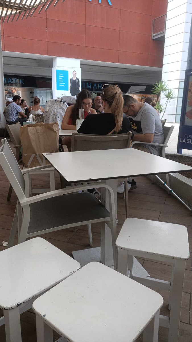 LaraCoello4_'s tweet photo. Twitter haz tu magia necesito saber quien es esta chica jjajaja vista hoy en el meridiano en Tenerife. Se parece muchísimo a mi 😂😂😂 https://t.co/eSVJmCWVDY
