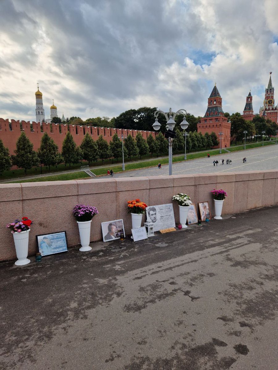 tuha_m's tweet photo. Сейчас Немцов мост https://t.co/iUnunLDrvV