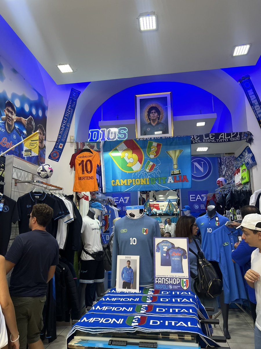 fabiolaariadne's tweet photo. Existem os argentinos que gostam do Maradona e existem os napolitanos. https://t.co/5KB86MJtSN