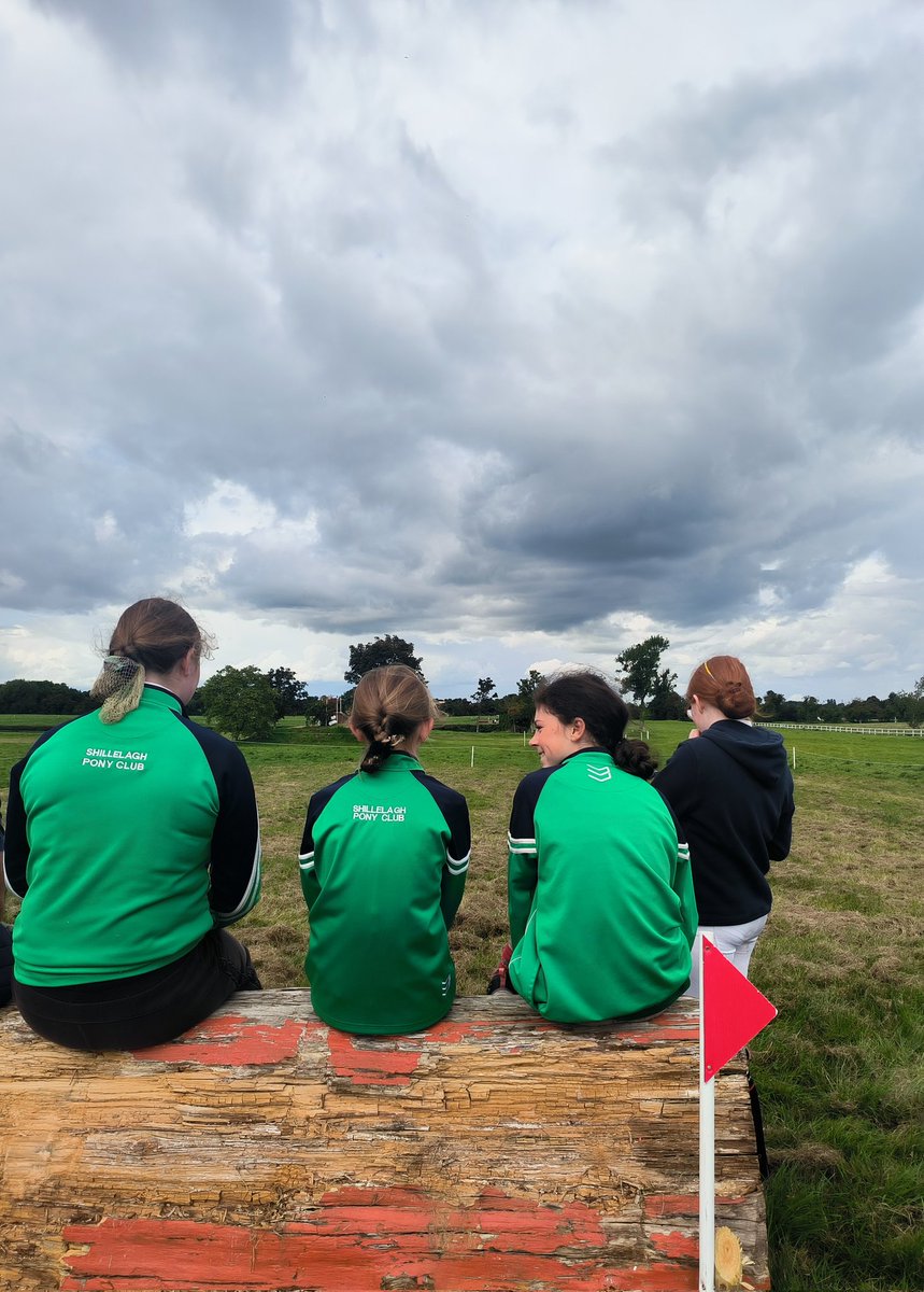Great action by riders at the Championships at Tattersalls today 🏇🇮🇪 Team Shillelagh walking the course before tomorrow. Proud auntie alert over here ☺️