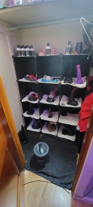 happy Saturday everyone 😘 haven't shown my toy collection before- so I figured I'd post it for you all~  #nsfw<a href="/tag/nsfw"class="tags"><span>#nsfw</span></a><a href="/tag/sextoys"class="tags"><span>#sextoys</span></a><a href="/tag/baddragon"class="tags"><span>#baddragon</span></a>