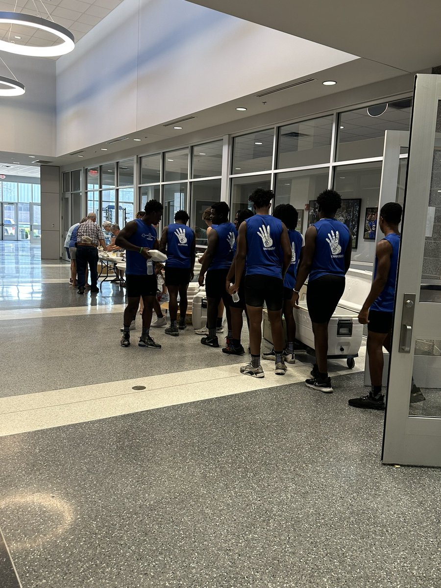 coachstephens56's tweet photo. It’s game day! Big shout out and thanks to 1st Methodist for feeding the team brunch today! To be Bearbuilt you need Bear Fuel!
#Bearbuilt (Family, commitment,effort,discipline, pride,togetherness) https://t.co/sBbbMMvtWR