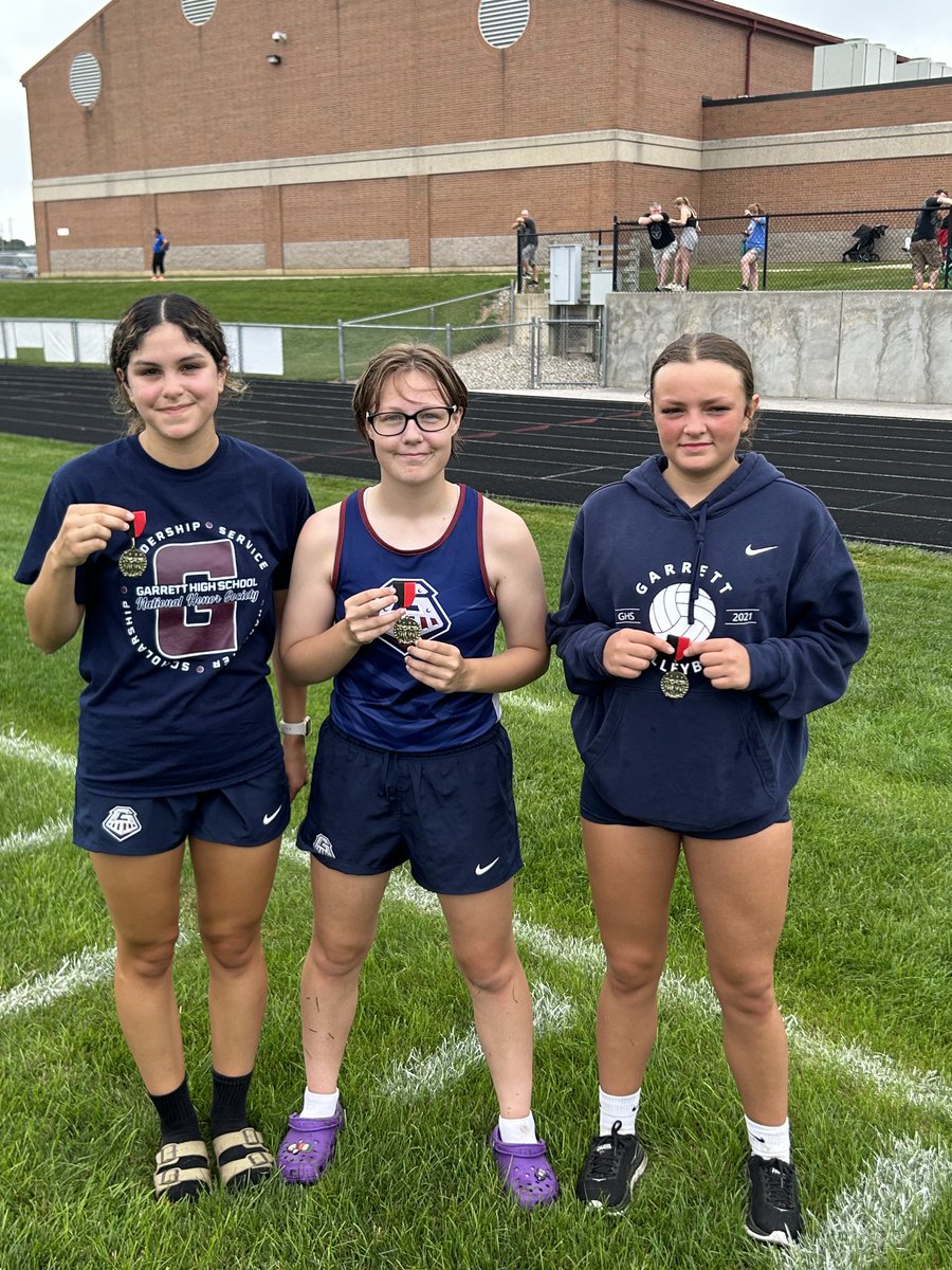 JimPetre1's tweet photo. Jada Spiece 7th, Ayla Gilbert 11th and Alli O’ Connor 13th in the JV Girls race at Prairie Heights Inv. Nice job ladies https://t.co/O61q0am0RP