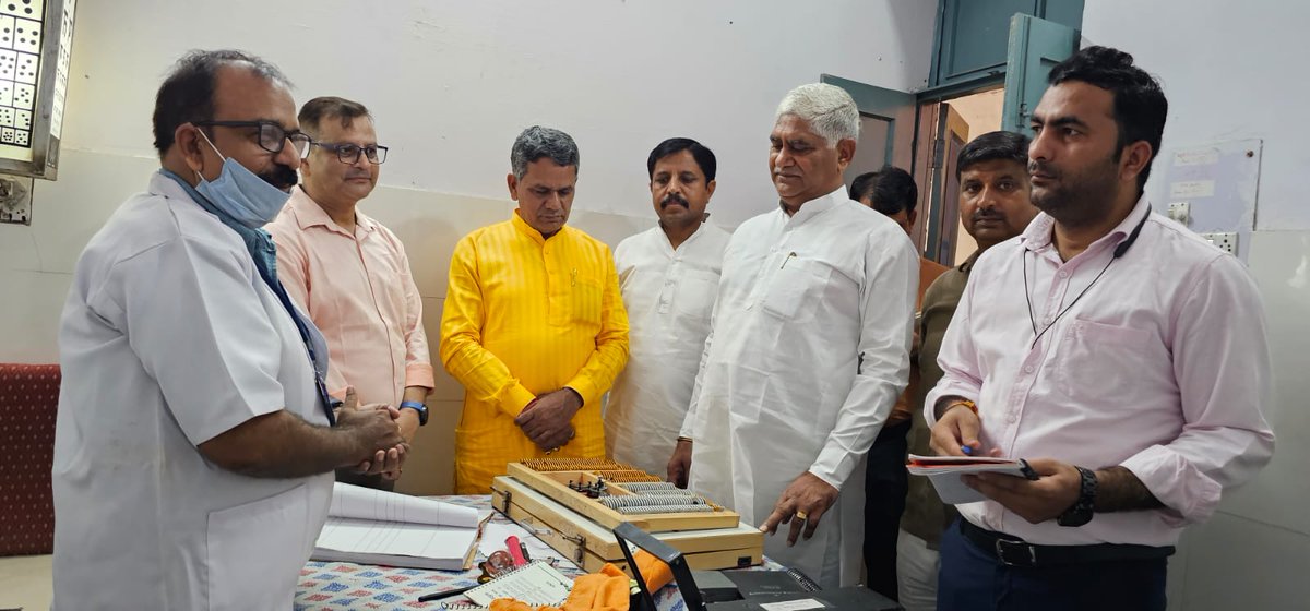माननीय श्री <a href="/JaswantSainiBJP/">Jaswant Singh Saini</a> मंत्री जी ने सामुदायिक स्वास्थ्य केन्द्र बागपत का किया निरीक्षण,स्वास्थ्य लाभ ले रहे मरीजो से जाना कुशल क्षेम,मा० मंत्री जी द्वारा चिकित्सालय मे उपलब्ध चिकित्सा सुविधाओ,व्यवस्थाओं को देखकर CHC अधीक्षक डॉ0 विभाष राजपूत व उनकी टीम की प्रशंसा व्यक्त की।