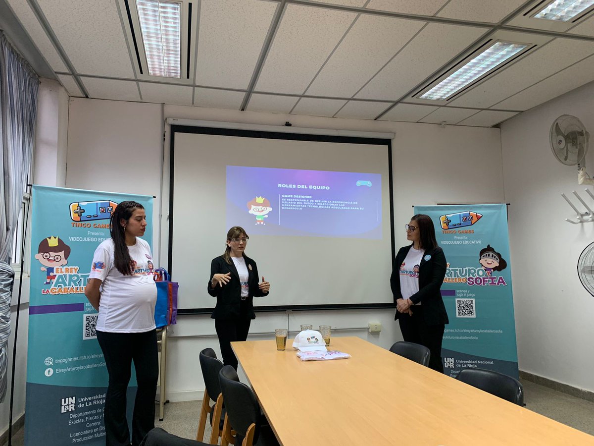 DacefynO's tweet photo. El Decano Miguel Molina, felicita a Ochoa Marta, Romero Evelin y Tineo Agustina quienes el día ayer viernes 25 de agosto realizaron la Defensa del Trabajo Final de la Carrera Licenciatura en Diseño y Producción Multimedial.
Felicitamos a las flamantes Licenciadas. https://t.co/Z29b5LuSZL