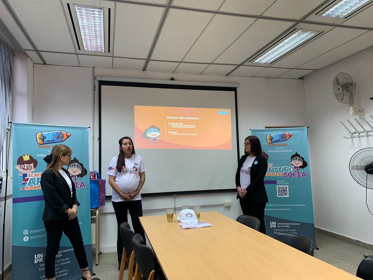 El Decano Miguel Molina, felicita a Ochoa Marta, Romero Evelin y Tineo Agustina quienes el día ayer viernes 25 de agosto realizaron la Defensa del Trabajo Final de la Carrera Licenciatura en Diseño y Producción Multimedial.
Felicitamos a las flamantes Licenciadas.