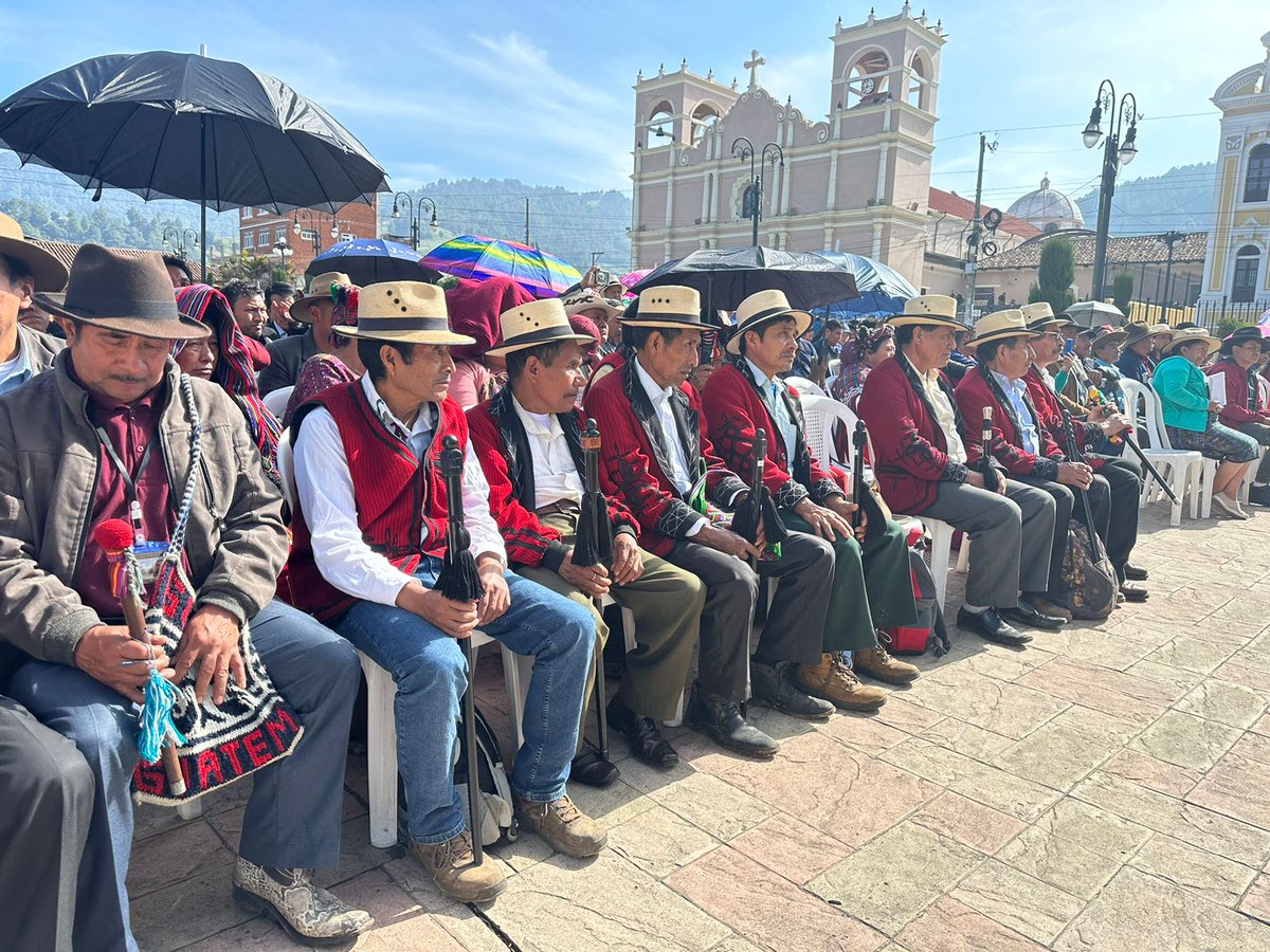 PrensaComunitar's tweet photo. #DefensaDeLaDemocracia 👁 Dirigentes indígenas y distintas autoridades ancestrales de Guatemala se reúnen en Totonicapán ante las acciones del Ministerio Público de judicializar el proceso electoral 2023.

📍Discuten propuestas y demandas para el resguardo de la democracia y la reivindicación de los pueblos originarios.

👉 Participan en la actividad las autoridades de los 48 Cantones de Totonicapán, Parlamento Xinka, la Alcaldía Indígena de Santa Lucía Utatlán, Alcaldía Indígena Ixil, Pueblo Ch'orti', la Alcaldía Indígena de Chichicastenango, entre otras.

✍️ Información en desarrollo

📸 Leopoldo Batz / Prensa Comunitaria