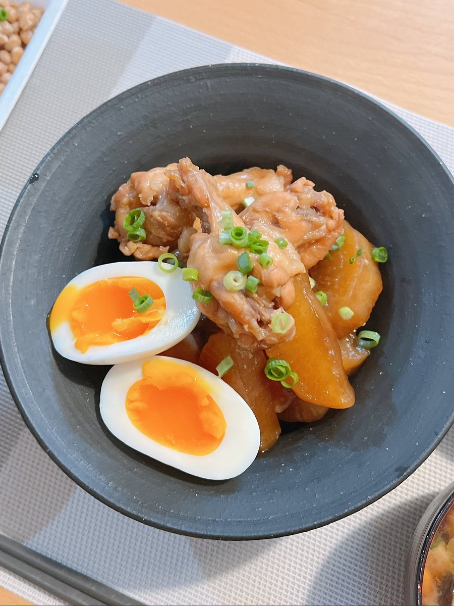 coni_gohan's tweet photo. わたしがアンバサダーをさせていただい
ている「うちれぴ」のメニューから
鶏のさっぱり煮を作りました🐥

大根も下茹でしてしみしみに！
煮卵は沸騰してから7分の半熟に！
最高ほっこりごはん🫶🏻

ぜひご参考に〜

#ごはん
#cooking
#料理
#簡単レシピ
#うちれぴ
#ミツカン https://t.co/JnI1tWEGaK