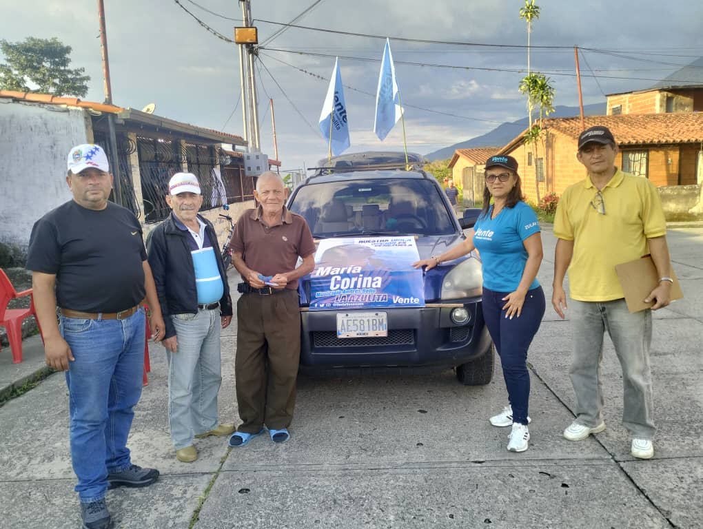 VenteMerida's tweet photo. ¡Seguimos en las calles de La Azulita!

Nuestro equipo municipal de Andrés Bello realizó un casa a casa en la Urbanización Arnulfo Romero, llevando el mensaje de nuestra líder nacional @MariaCorinaYA.

¡Vamos #HastaElFinal!

#ComandoMaríaCorina https://t.co/WPmW3Nrl8b