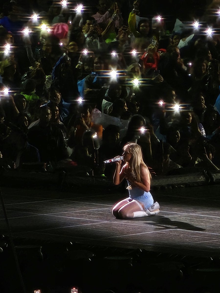 lookinsabrina's tweet photo. this shot of sabrina carpenter is so magical :,) https://t.co/wnp11cSgcB