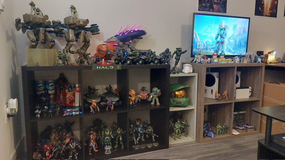 dayumitsskai's tweet photo. Overview of my Halo geeky/nerdy gamer crib 🎮👾🏠 How many other franchise easter eggs can you spot?

#halo #halospotlight #halofan #gamerroom #gamerlife #nerdlife
#halocollector #halocollection #343industries #hotwheels #mcfarlanetoys #jazwares https://t.co/NM54yfh1vv