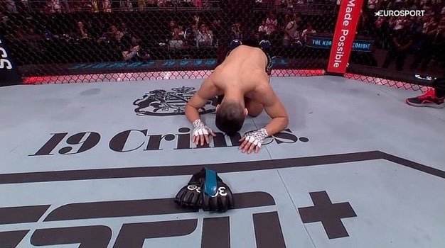_Highlights480's tweet photo. If this didn't bring a tear out your eye you ain't a real MMA Fan 👊💯 #UFCSingapore https://t.co/2sZNqIZdU1