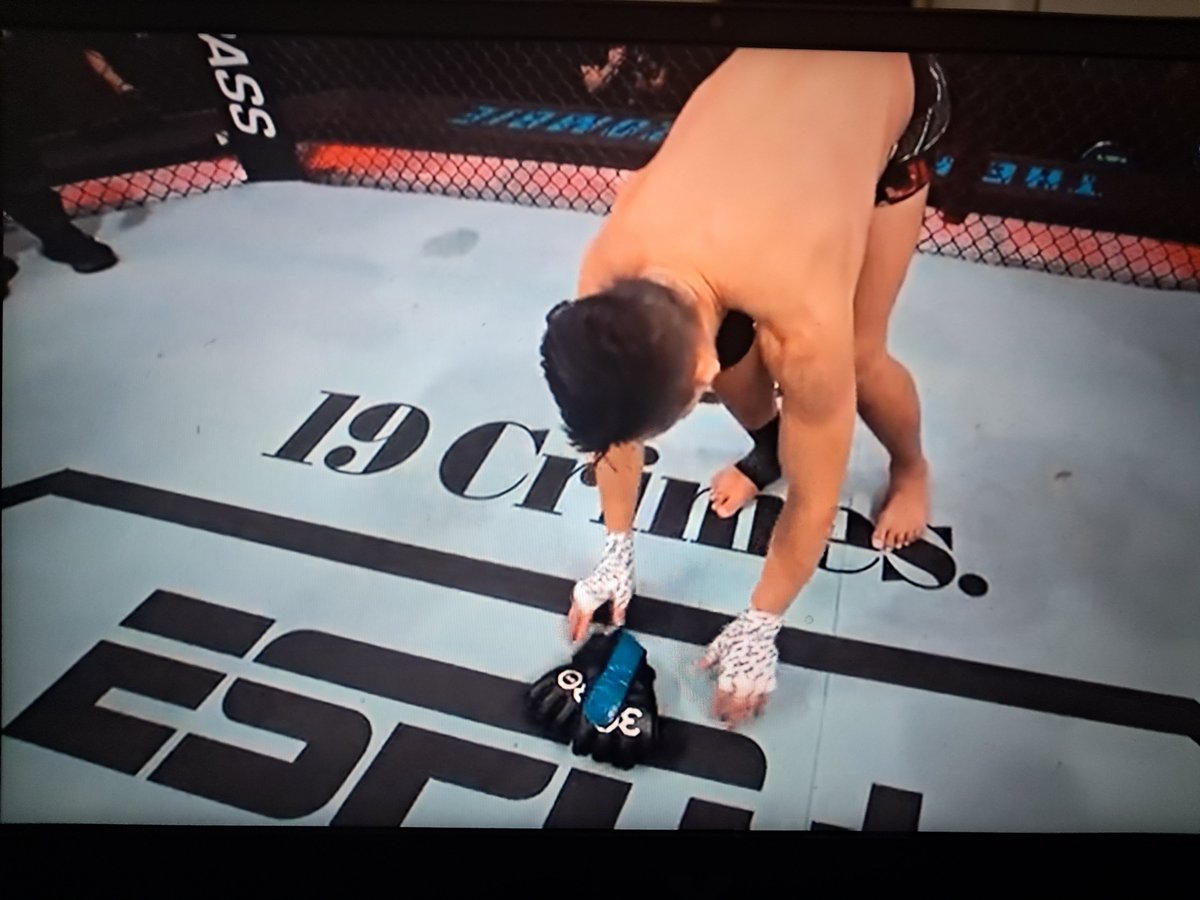 HeroCautious's tweet photo. The Korean Zombie retires post KO loss to Max Blessed Holloway amid huge fanfare and people singing along his walkout song #UFCSingapore https://t.co/oxQWT9Ertt