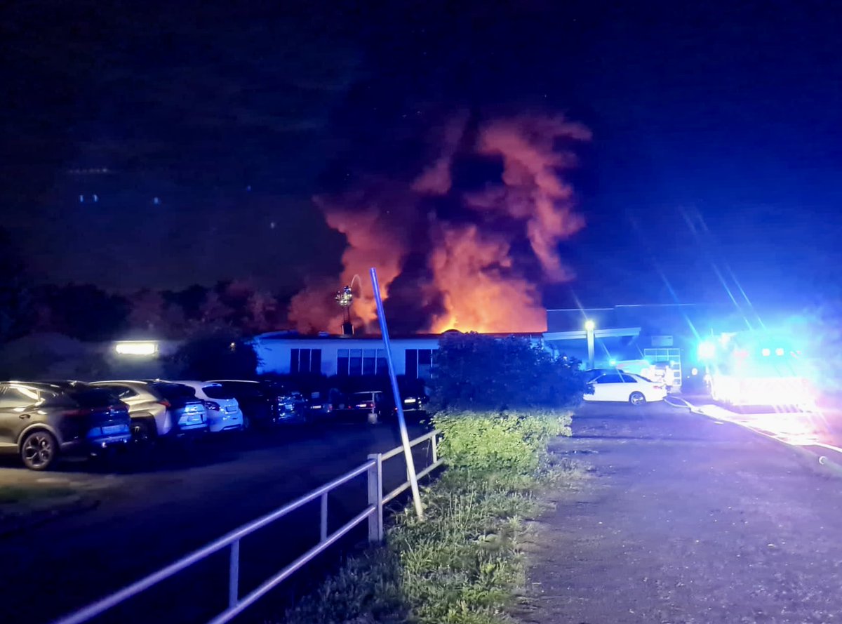 FeuerwehrGL's tweet photo. Eine einsatzreiche Nacht liegt hinter den Einsatzkräften der @FeuerwehrGL. Unsere Pressemitteilung findet Ihr unter:
▶️https://t.co/rv1bqo66tk
#EinsatzfürGL #BergischGladbach112 #gl1 #ImEinsatz https://t.co/DMQY27qDuZ