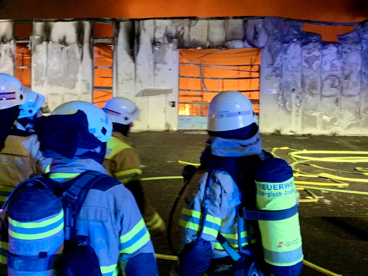 FeuerwehrGL's tweet photo. Eine einsatzreiche Nacht liegt hinter den Einsatzkräften der @FeuerwehrGL. Unsere Pressemitteilung findet Ihr unter:
▶️https://t.co/rv1bqo66tk
#EinsatzfürGL #BergischGladbach112 #gl1 #ImEinsatz https://t.co/DMQY27qDuZ