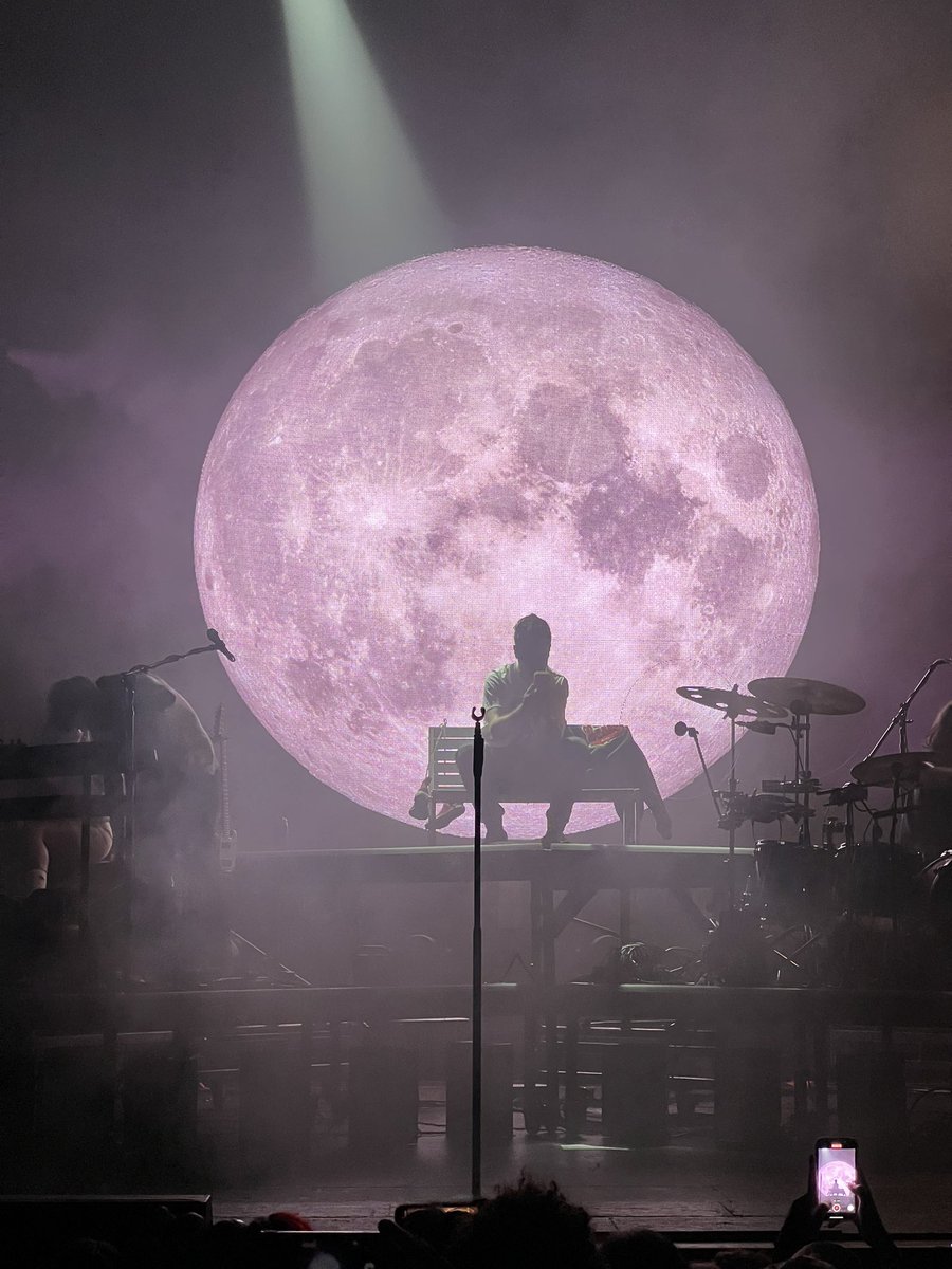 becstevie's tweet photo. I traveled across the world to see my favorite band in London. And it was amazing.
But…. This (exact same) show last night in LA changed me. 
@bastilledan you are something else. https://t.co/nLTeSpIpPw
